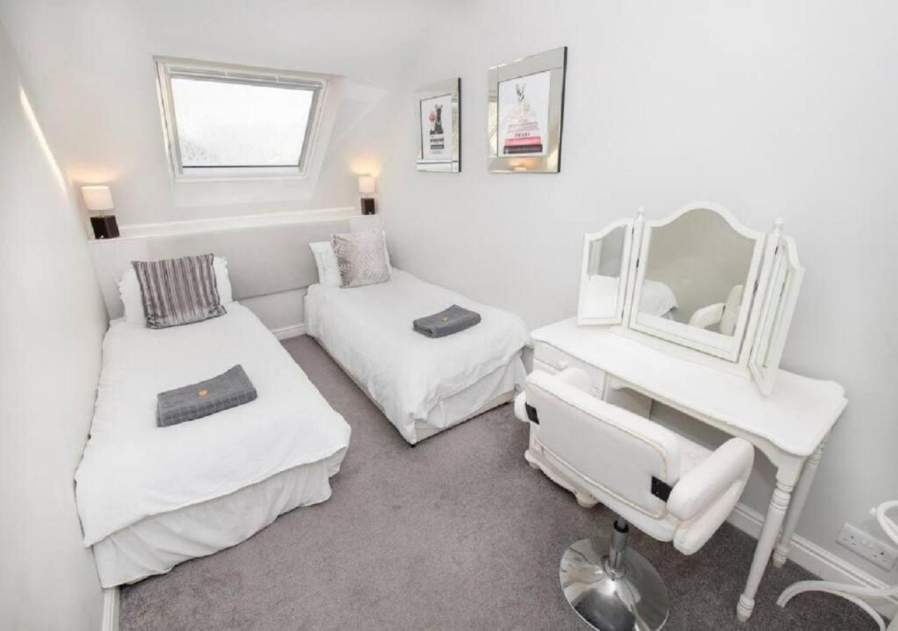 Sandmartin - Top Floor 3-Bed Apartment Sea Views & Parking 斯卡伯勒 外观 照片